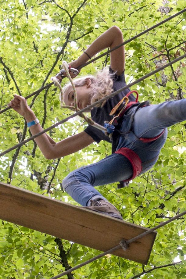 Kletterbrücke mit Mädchen
